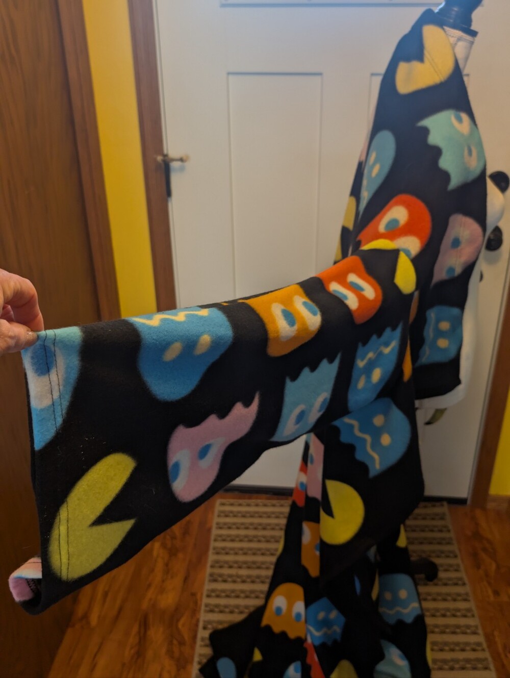 Pac-Man Branded Snuggie/Wearable Blanket - Picture 4 of 6